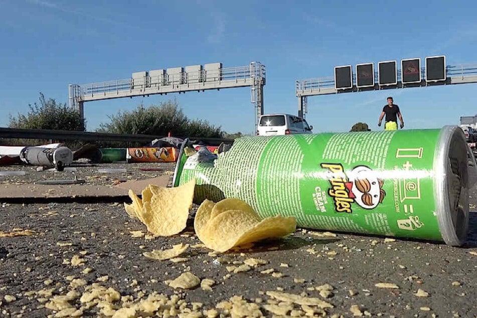 Die Ladung: Chips verteilten sich auf der Autobahn.