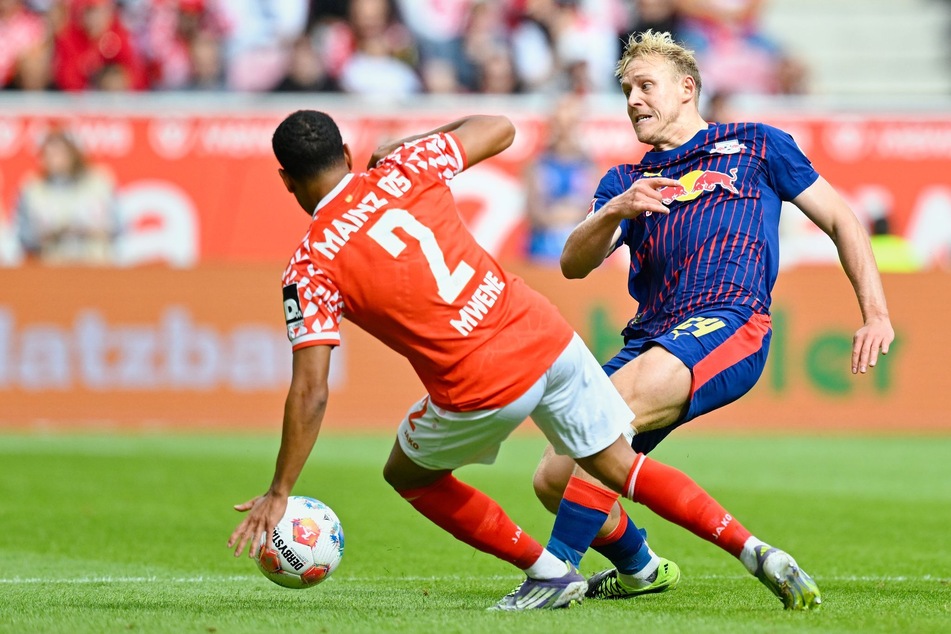 Xaver Schlager (27, r.) wurde nach 32 Minuten gegen Mainz ausgewechselt.