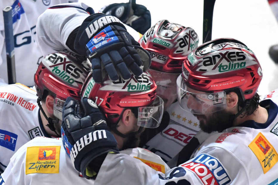 Die Eisbären haben allen Grund zum Jubeln: Der Dauerkarten-Rekord scheint so gut wie sicher.