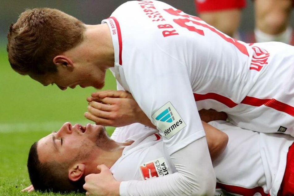 Legendäre Szene: Diego Demme erzielte im Heimspiel gegen den SC Freiburg (4:0) am 15. April 2017 sein erstes Bundesligator. Beim Kopfball traf ihn ein Gegenspieler mit dem Schuh am Kopf, schlug ihm einen Zahn aus.