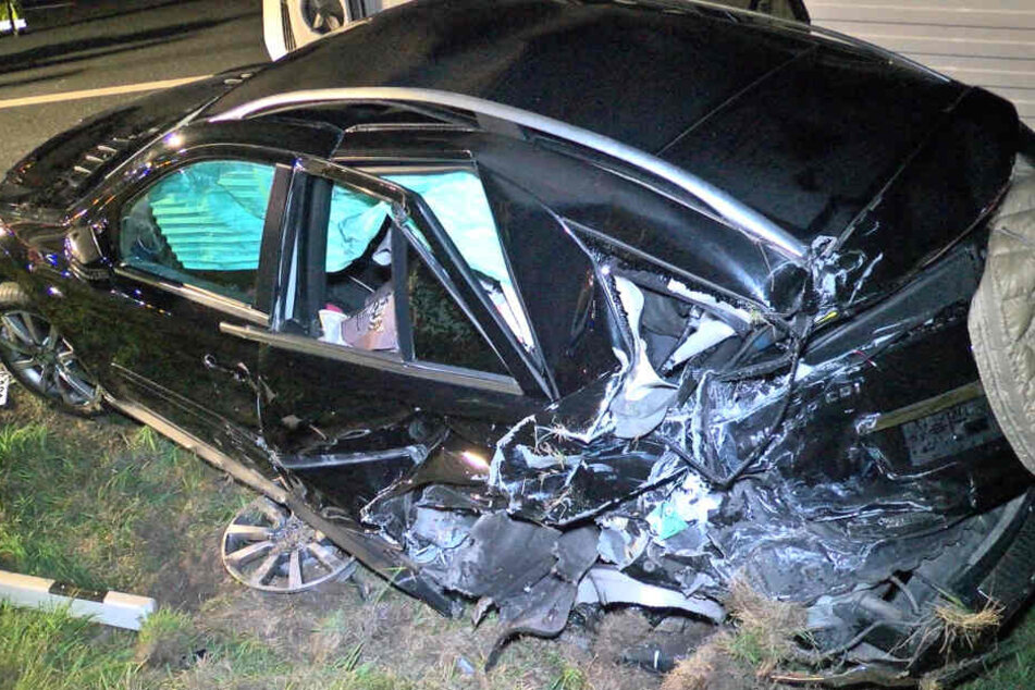 Das Heck des SUVs ist völlig zerstört.