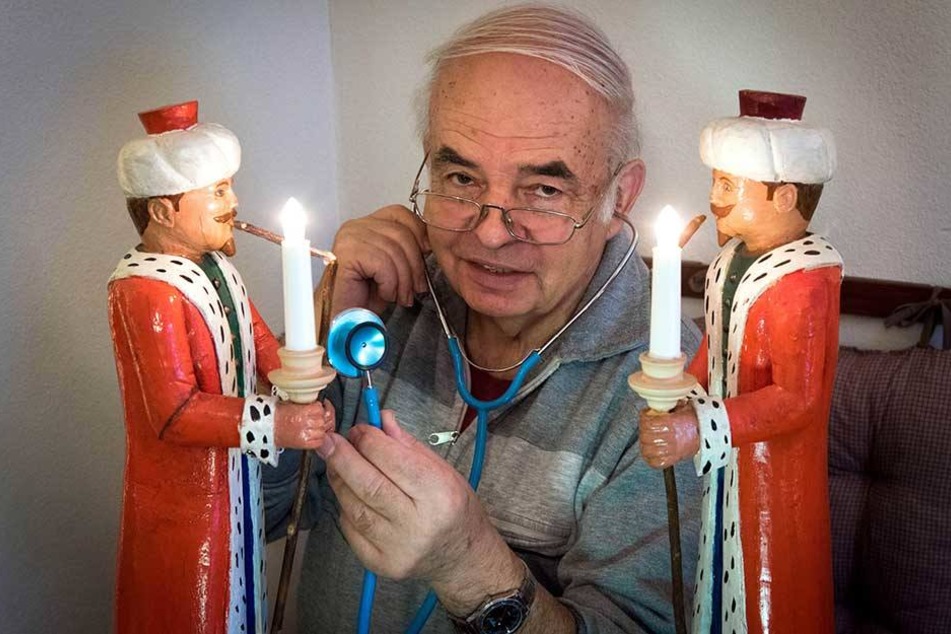 Wolf-Dietrich Müller (75) repariert seit Jahrzehnten alte Weihnachts-Deko. Diese Figuren haben schon 150 Jahre auf dem Buckel.