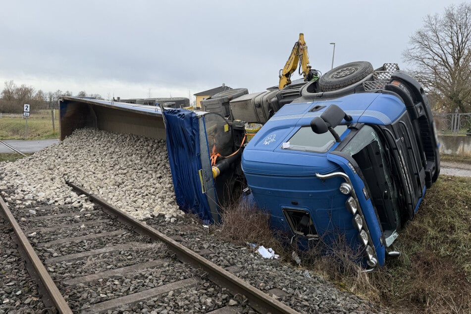 Der Schotter ergoss sich aus der Mulde über die Schienen und musste von einem Bagger beseitigt werden.