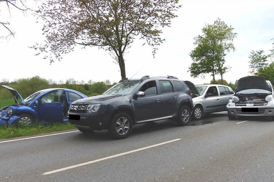 Vier Autos wurden bei dem Auffahrunfall beschädigt und zwei Fahrer verletzt.