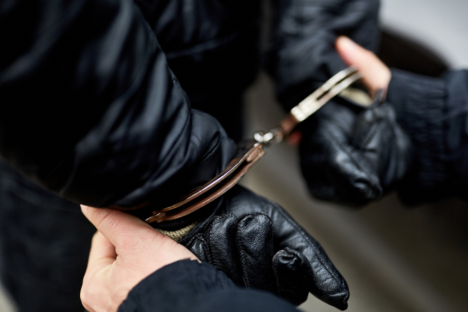 Am Mittwoch erlebte die Kölner Polizei in Mülheim einen Einsatz der etwas anderen Art, als sie zwei Einbrecher stellte, die noch am Tatort eingeschlafen waren (Symbolbild).