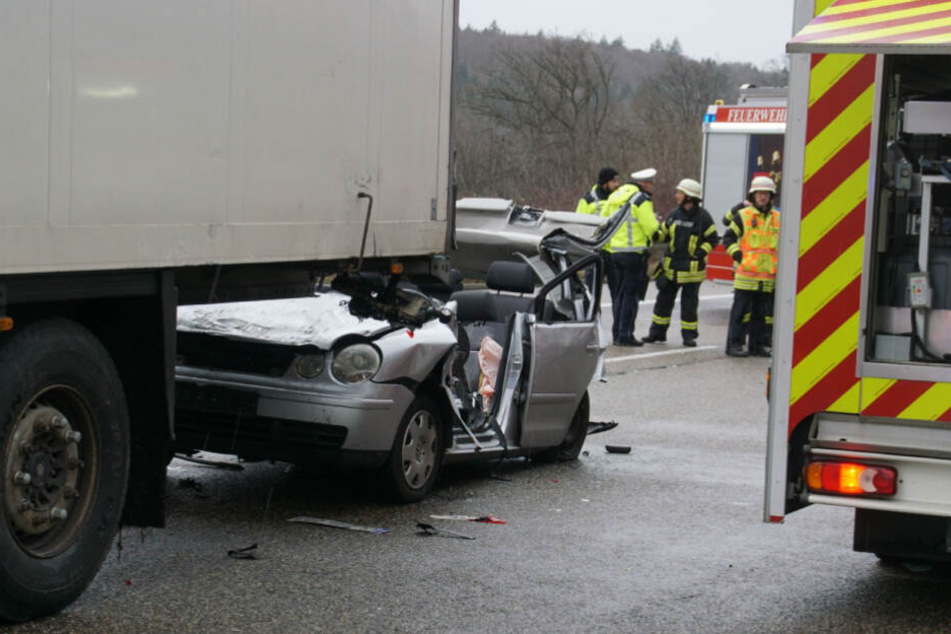 Ein Auto ist unter einen Lkw gekommen.