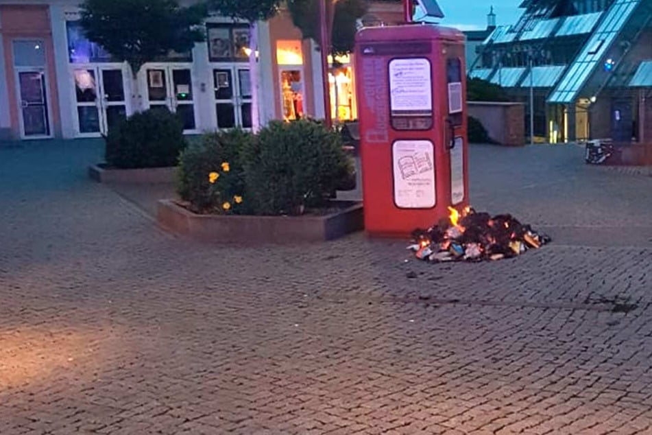 Die Feuerwehr fand den brennenden Bücherstapel am frühen Morgen vor.