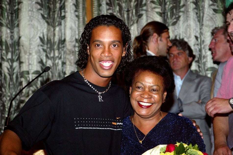 Ronaldinho (40) und seine Mutter 2002 in Paris.