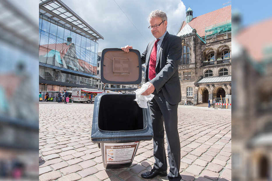 Nach dem Modellversuch kommt die richtige Einführung: ASR-Chef Dirk Behrendt (56) mit einer stinkfreien Biotonne.