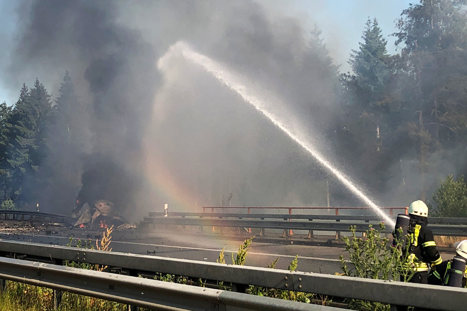 Rund 60.000 Liter Wasser wurden für die Löscharbeiten benötigt - nach etwa zwei Stunden hatten die Feuerwehrkräfte den Brand bei der A6 unter Kontrolle.
