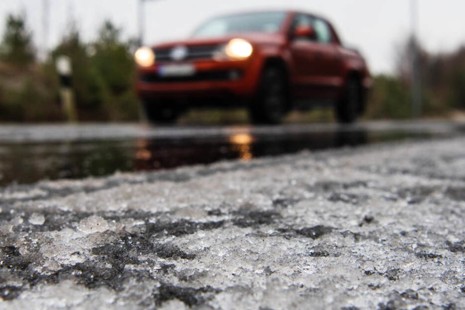Überfrierende Nässe hat in Teilen Bayerns auf den Straßen zu mehreren Unfällen geführt. (Symbolbild)