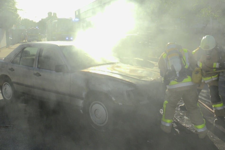 Die Feuerwehr löschte den brennenden Wagen.