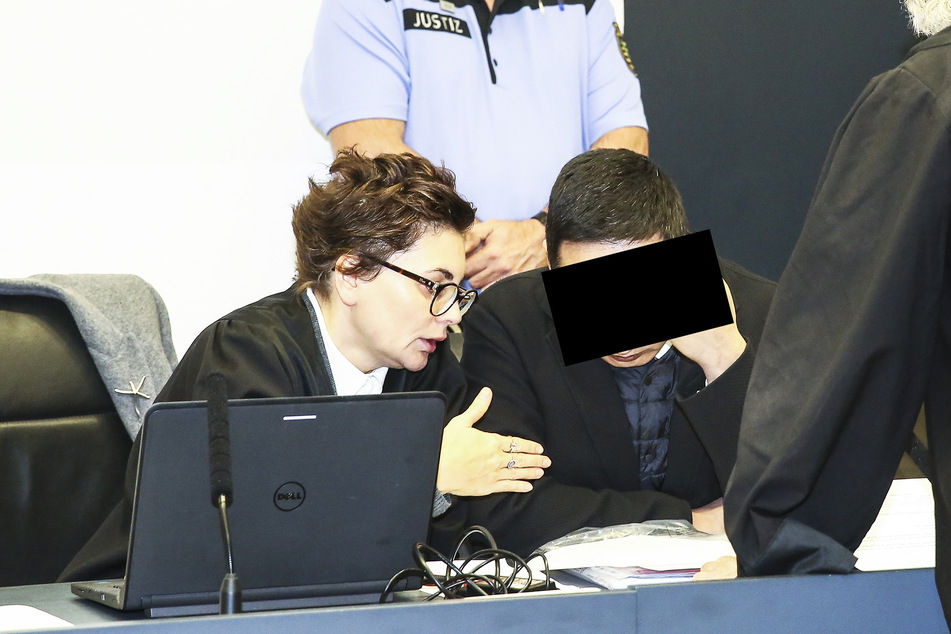 Battushig B. (40) im Gespräch mit seinen Verteidigern. (Archivbild)