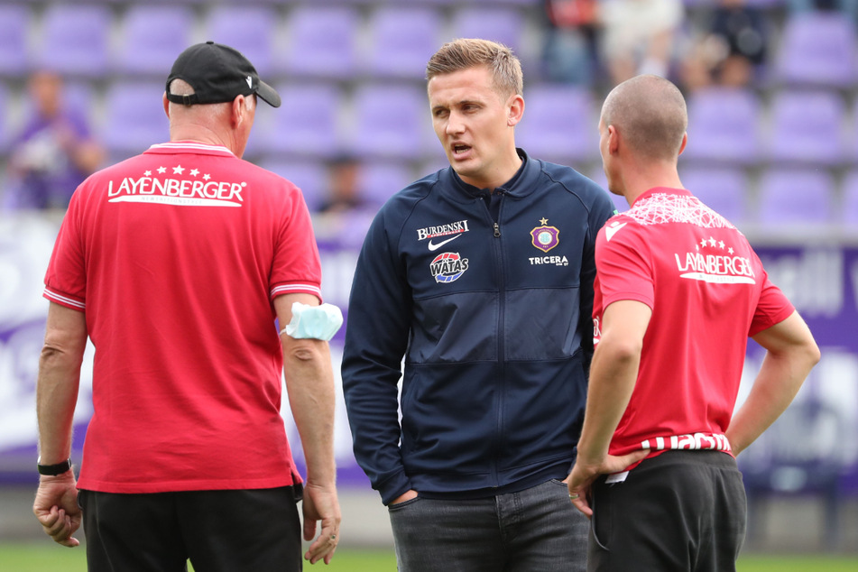 Gibt es das nur in der 2. Bundesliga? Im August waren Gerhard Kleppinger (62, links) und Stefan Kulovits (38, rechts) noch hauptverantwortlich beim SV Sandhausen. Jetzt sind sie wie Aleksej Shpilevski (33) beurlaubt worden.