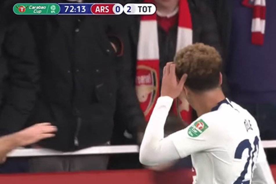 Dele Alli wurde während der Partie mit einer Plastikflasche beworfen.