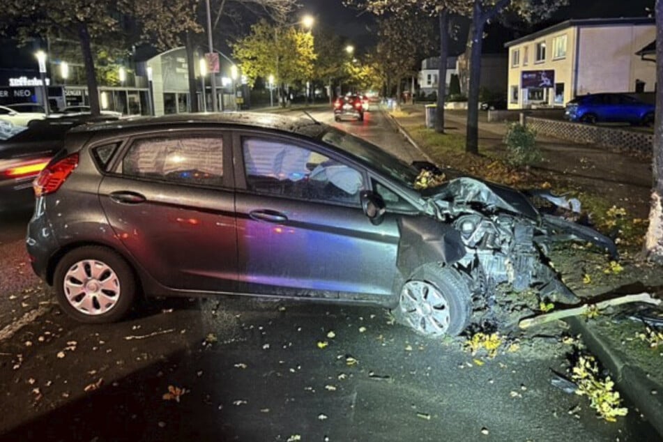 Schwerer Unfall in Oldenburg: 89-Jährige kracht mit Auto in Baum