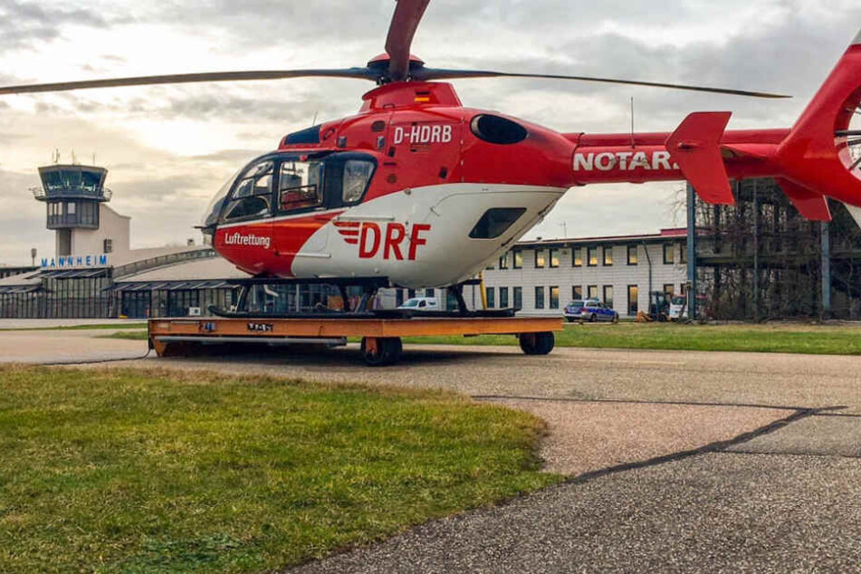 Der Helikopter Christoph 53 steht auf dem Flughafen bei Mannheim. Er wird künftig bei jedem Einsatz mit Blutkonserven mitführen.