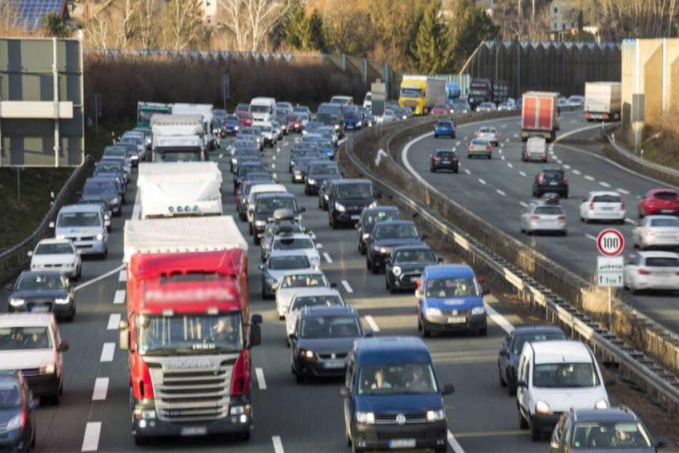 In beiden Richtungen auf der A72 gibt es Stau. (Symbolbild)