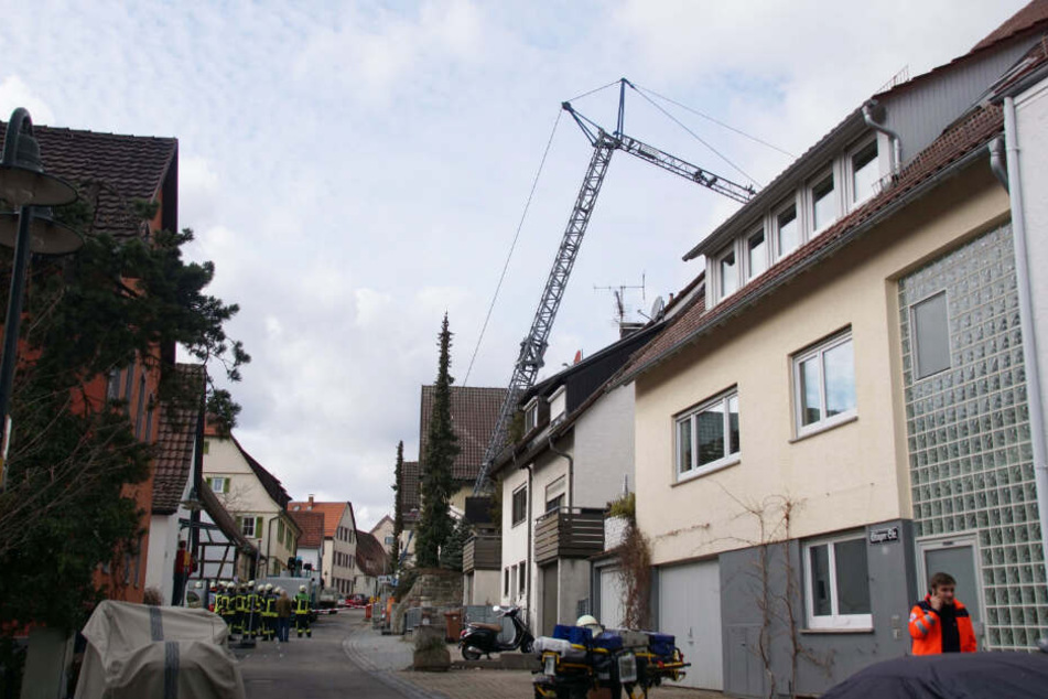 Von weitem zu sehen: der umgestürzte Kran.