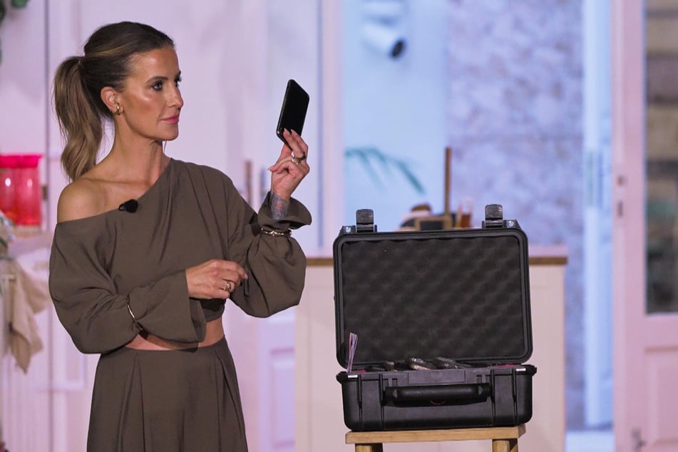 Charlotte Engelhardt (48) gibt Michelle ein zweites Mal die Chance, in das Handy von Maki (32) zu schauen.