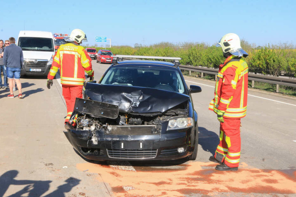 Die Feuerwehr musste das auslaufende Benzin binden.