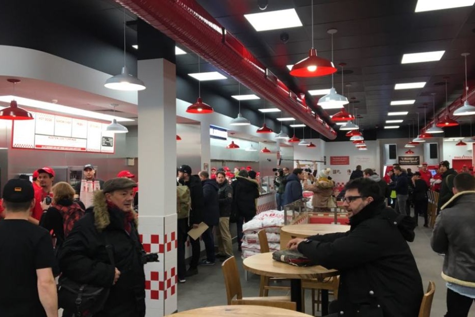 Die ersten Besucher tummeln sich im Premieren-Restaurant.