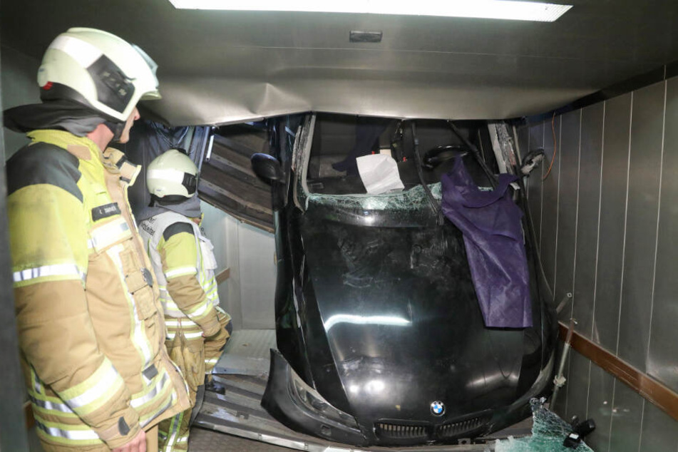 So einen Anblick haben die Feuerwehrleute bisher wohl noch nicht zu sehen bekommen.