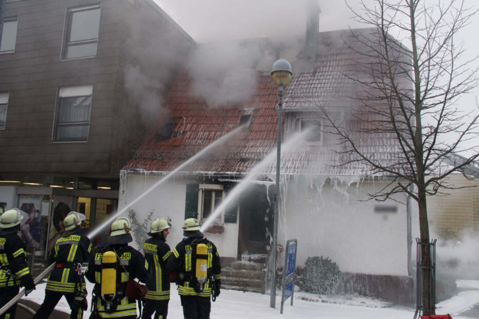 Bei dem Feuer wurden zwei Hausbewohner sowie der Tanklaster-Fahrer schwer verletzt.