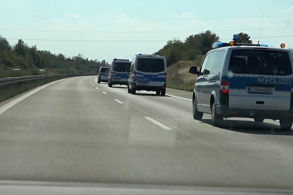 Die Polizei setzt auch an diesem Sonntag wieder auf Präsenz. Einsatzkräfte rücken aus allen Richtungen an.