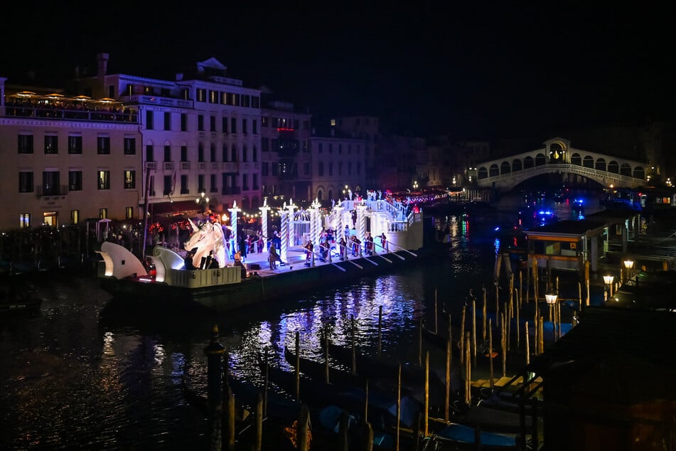 Stilecht: Die große Show zur Eröffnung wurde auf einer Barge in den Kanälen der Stadt zelebriert.