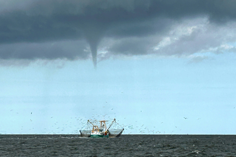 Ein Fischer und sein Sohn hatten den mutmaßlichen Tornado als erste wahrgenommen.