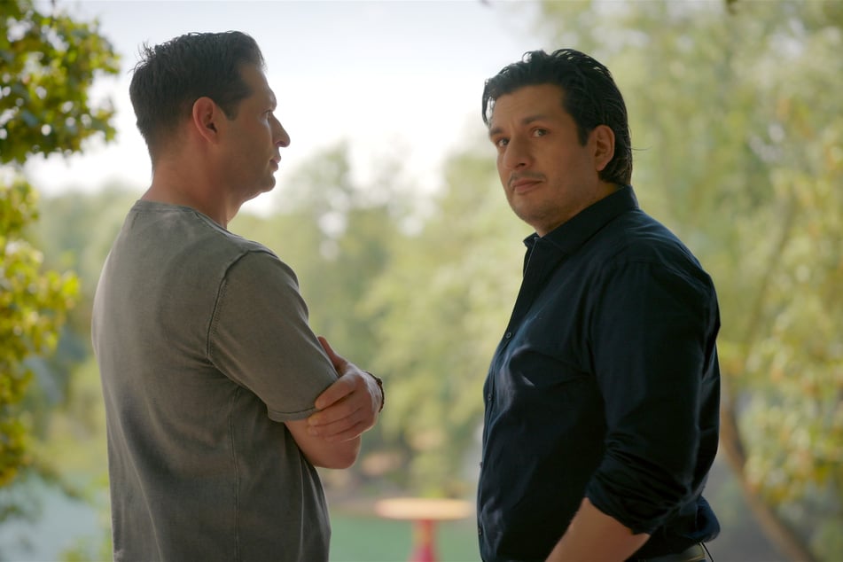 Maximilian (r.) warnt Deniz.