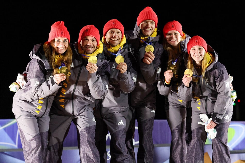 Julia Taubitz (v.l.), Tobias Wendl, Tobias Arlt, Max Langenhan, Dajana Eitberger und Magdalena Matschina zeigen ihr Teamgold.