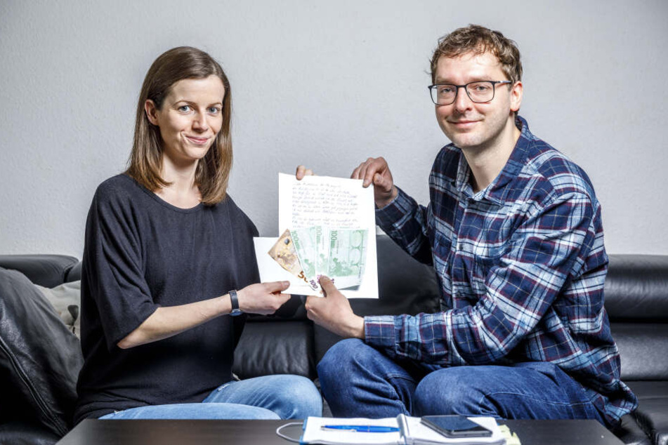 TAG24-Reporter Hermann Tydecks (35) übergab Mutter Marie Lorentschk (34) die letzten Spendengelder.