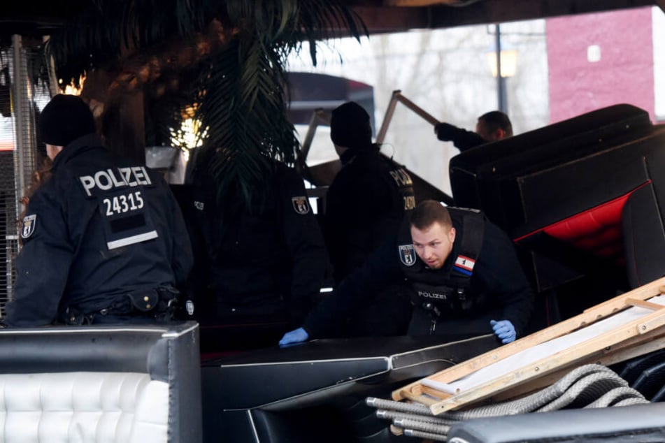 Polizisten durchsuchen Sperrmüll bei einer Razzia in Berlin-Spandau.