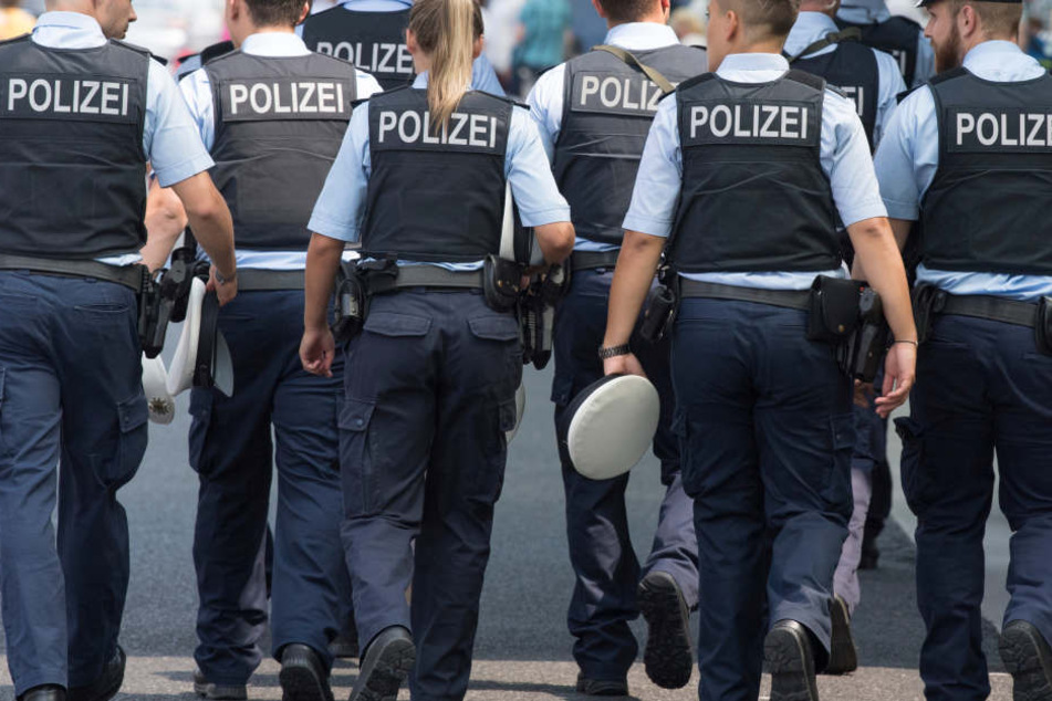 60 Bereitschaftspolizisten werden für die heute geplante Veranstaltung des sächsischen Ministerpräsidenten nach Chemnitz reisen (Symbolbild).