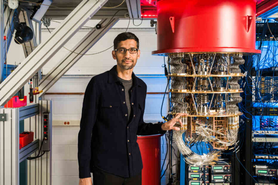 Sundar Pichai, Vorstandsvorsitzender von Google, steht im Labor in Santa Barbara neben einem der Quantencomputer von Google.
