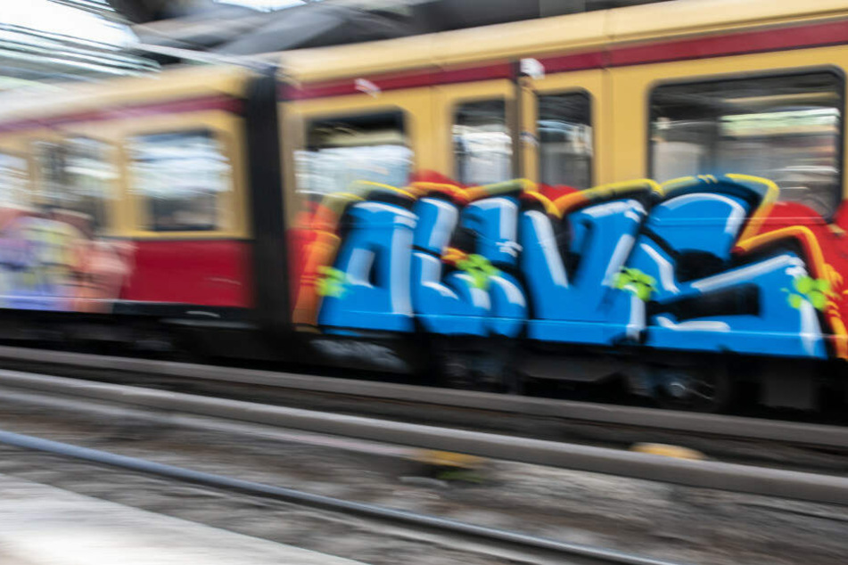 Der Mann saß zuvor auf den Gleisen. (Symbolbild)