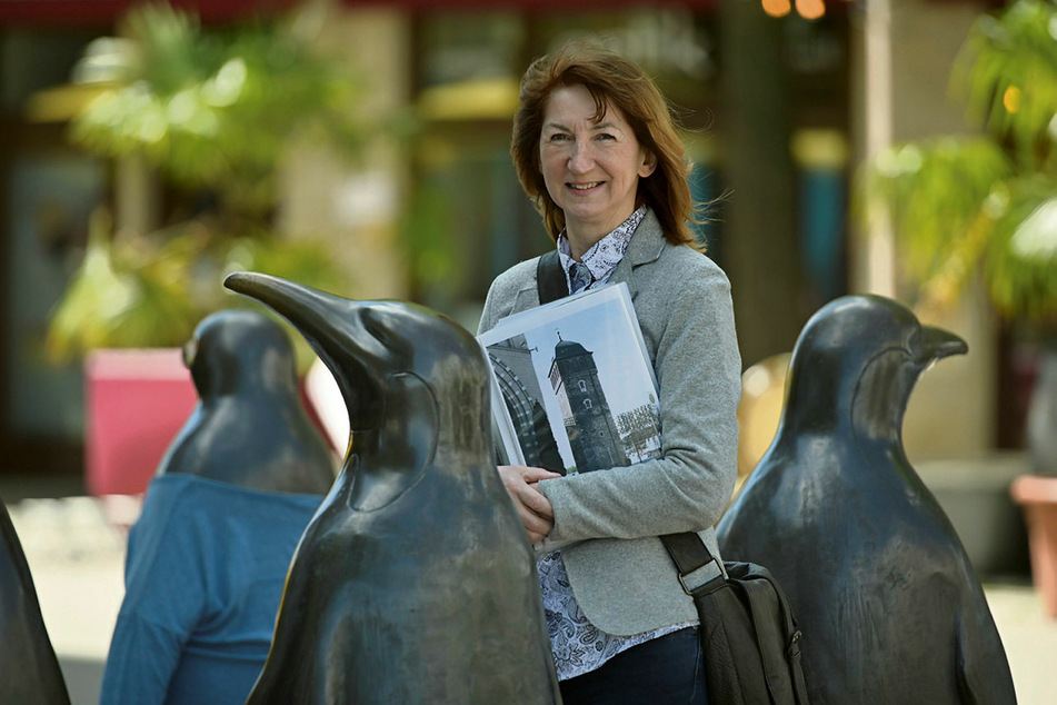 Da sind nicht nur die Klosterstraßen-Kaiserpinguine begeistert: Grit Linke (58) zeigt mit ihrer neuen Tour jüngere Wahrzeichen der Stadt.