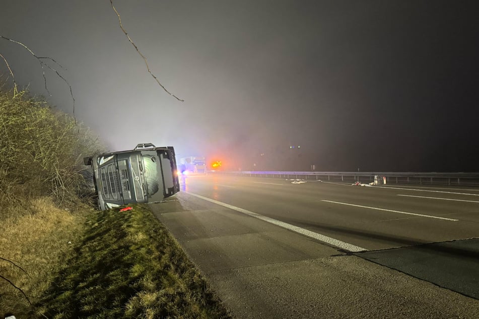 Gegen 3.30 Uhr ereignete sich der Unfall. Der Sattelzug musste nicht als Gefahrgut-Transport gekennzeichnet werden, da die geladenen Stoffe in ihrer Substanz und Menge nach dem Gefahrgutrecht geringfügig sind, wie aus Angaben der Autobahnpolizei hervorging.