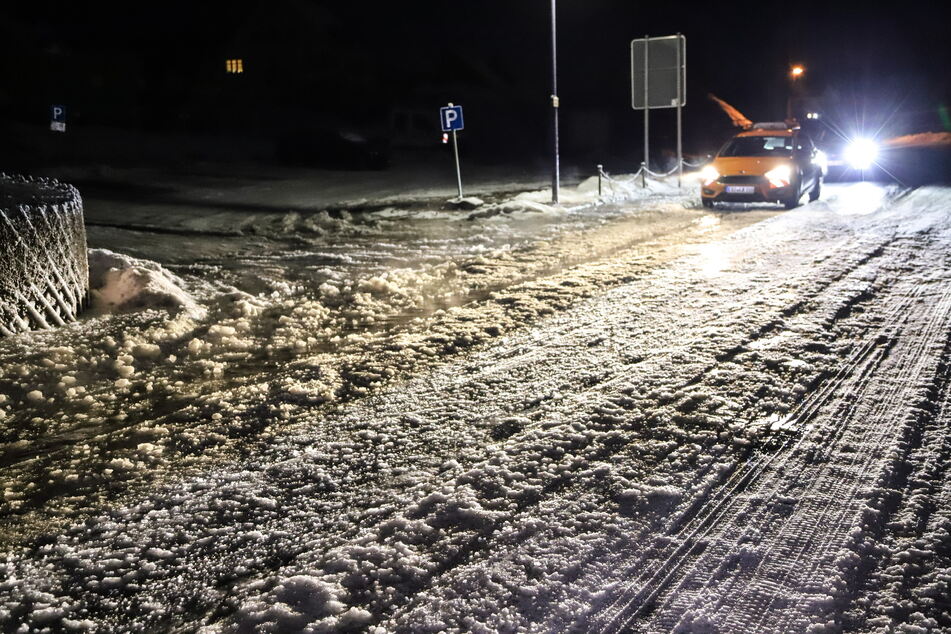 Die Straße der Einheit in Gelenau hat sich in der Nacht zu Dienstag in eine Eisbahn verwandelt.