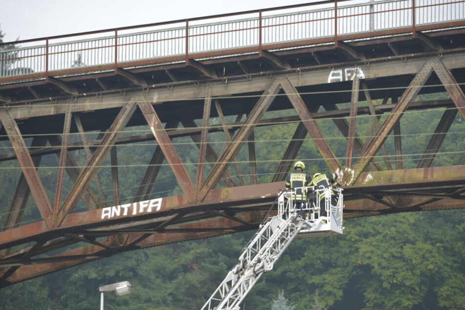 Im Rahmen einer Einsatzübung entfernte die Feuerwehr vor einem Jahr Schmierereien von der Brücke.