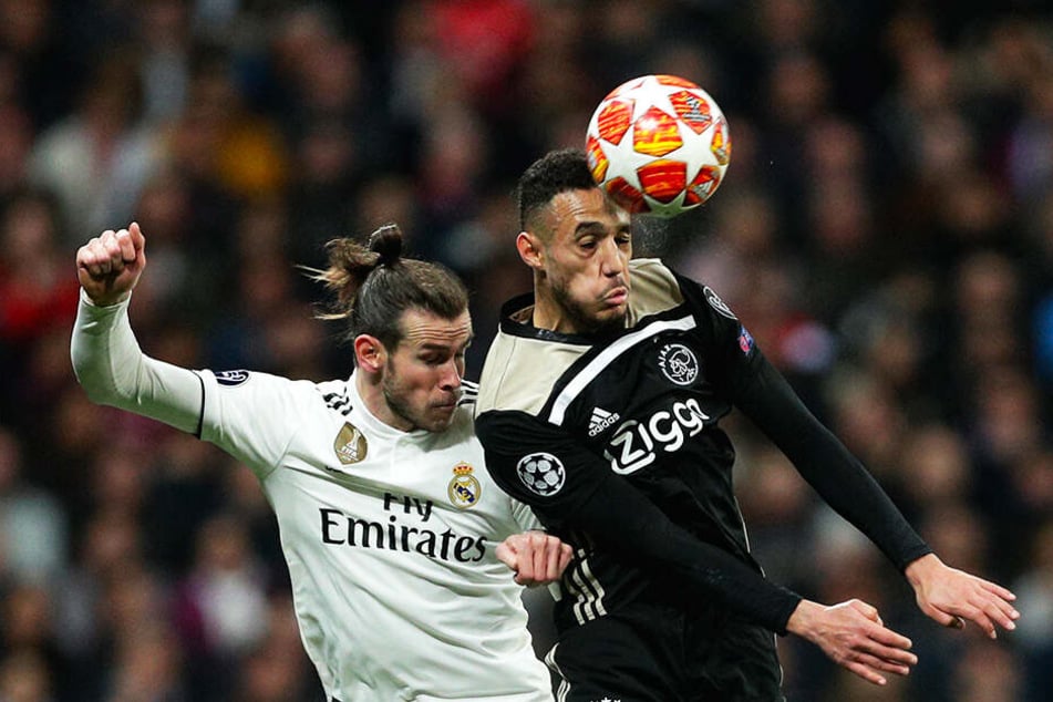 Ajax obenauf: Noussair Mazraoui (r.) gewinnt das Kopfballduell mit Reals Gareth Bale.