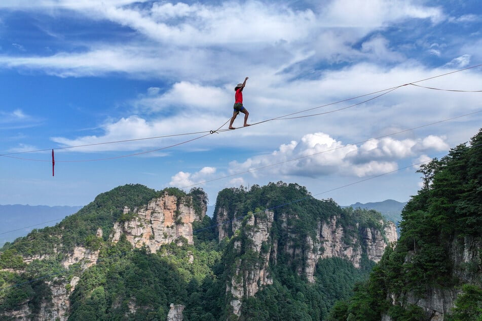 Na takzvané „slackline“ sportovci často balancují ve vzdušných výškách. (Archivní fotografie)