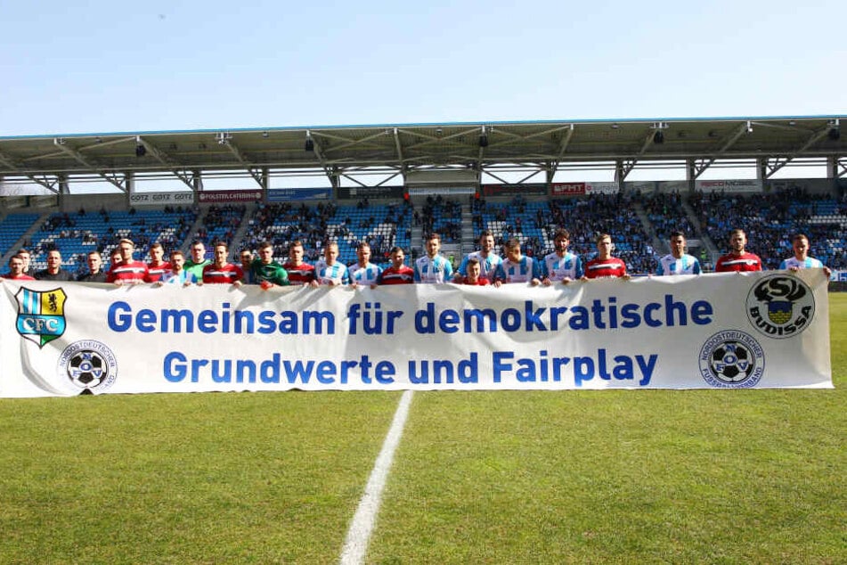 Die CFC-Spieler setzten am Samstag ein Zeichen gegen Extremismus.