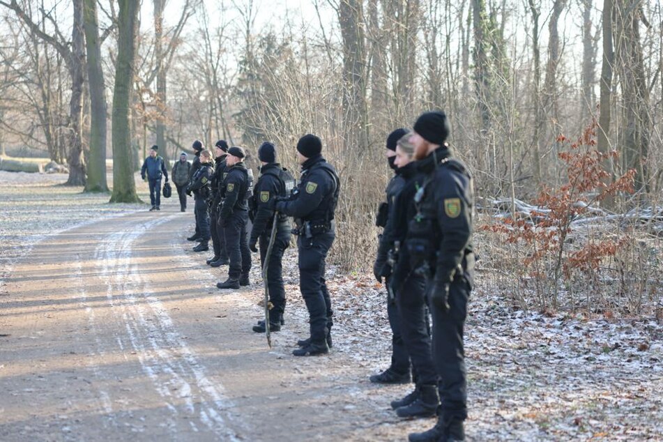 Zahlreiche Polizisten suchten seit Montag nach einem vermissten Mann aus Leipzig.