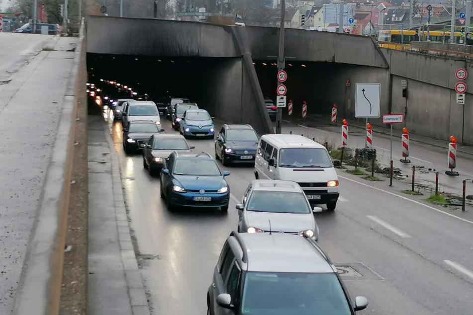 Auf der B14 bildet sich Stau.