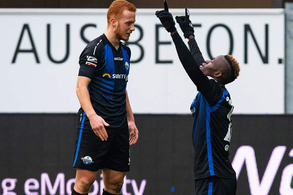 Paderborns Babacar Gueye (r.) und Teamkollege Sebastian Vasiliadis rocken mit ihrer Mannschaft die 2. Liga.