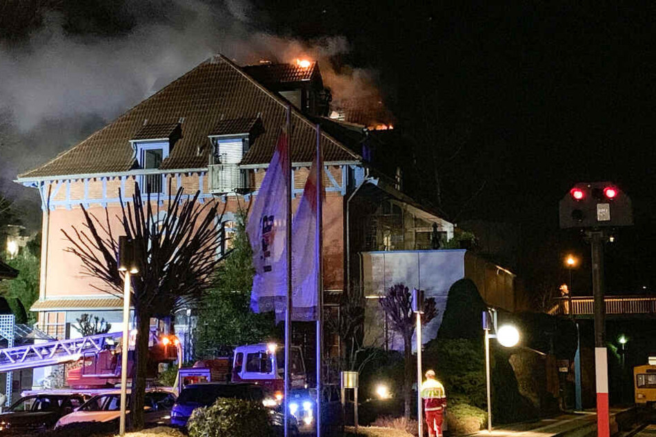 Das Haus steht in unmittelbarer Nähe von Bahngleisen.