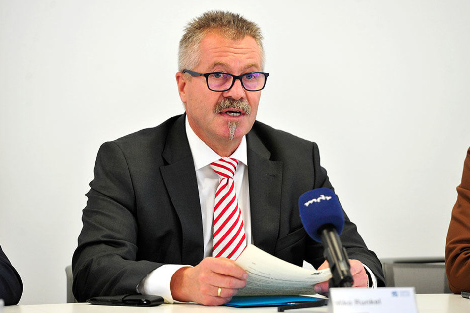 Eine nicht genehmigte Plakatierung bleibt ohne Folgen, räumt Bürgermeister Miko Runkel (58, parteilos) in einer Ratsanfrage ein.